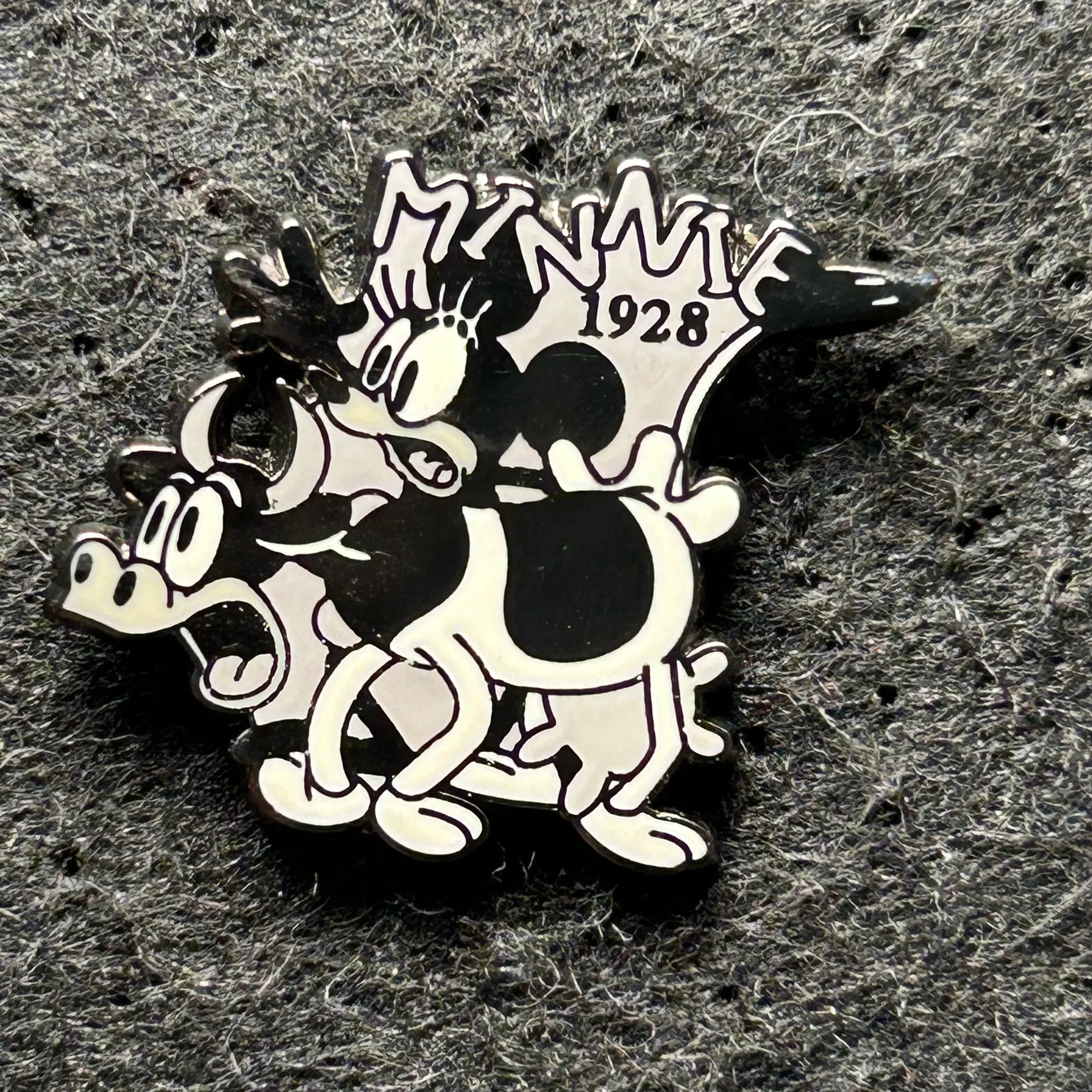 2001 - Minnie Mouse and Clarabelle - Disney Pin