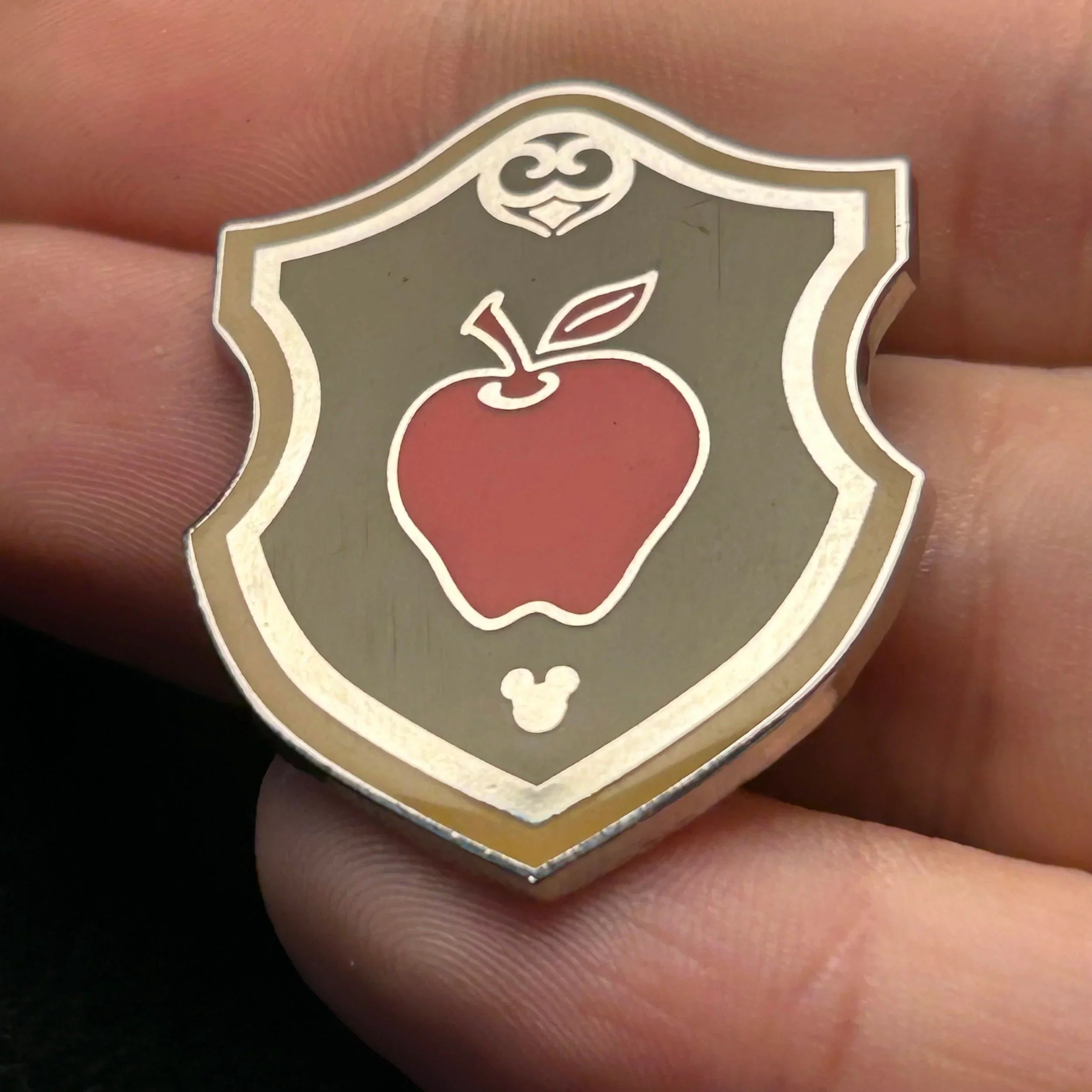 2018 - Apple - Snow White - Princess Crest Series - Hidden Mickey Pin