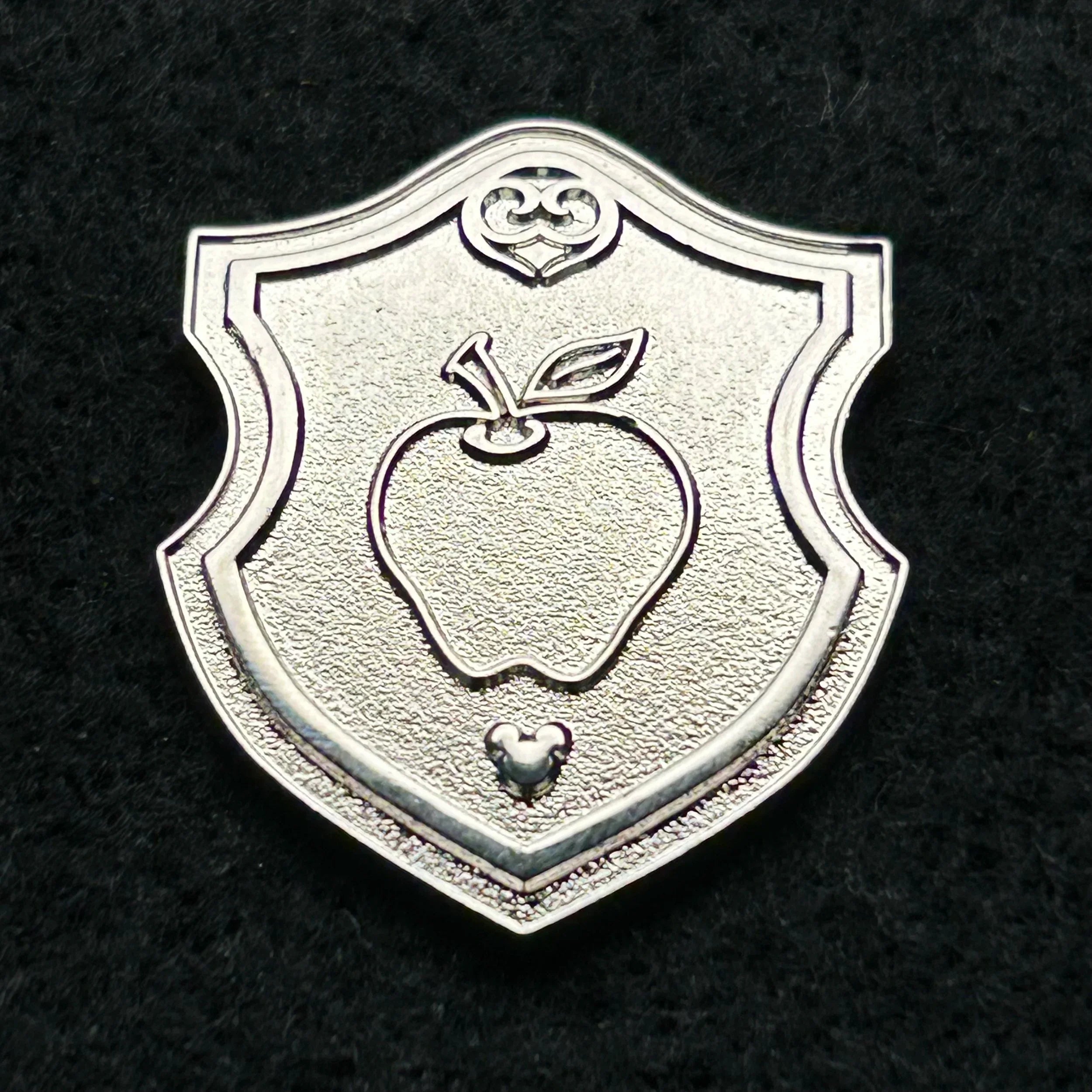 2018 - Apple - Princess Crest - Snow White - Hidden Mickey - Silver Chaser - Disney Pin