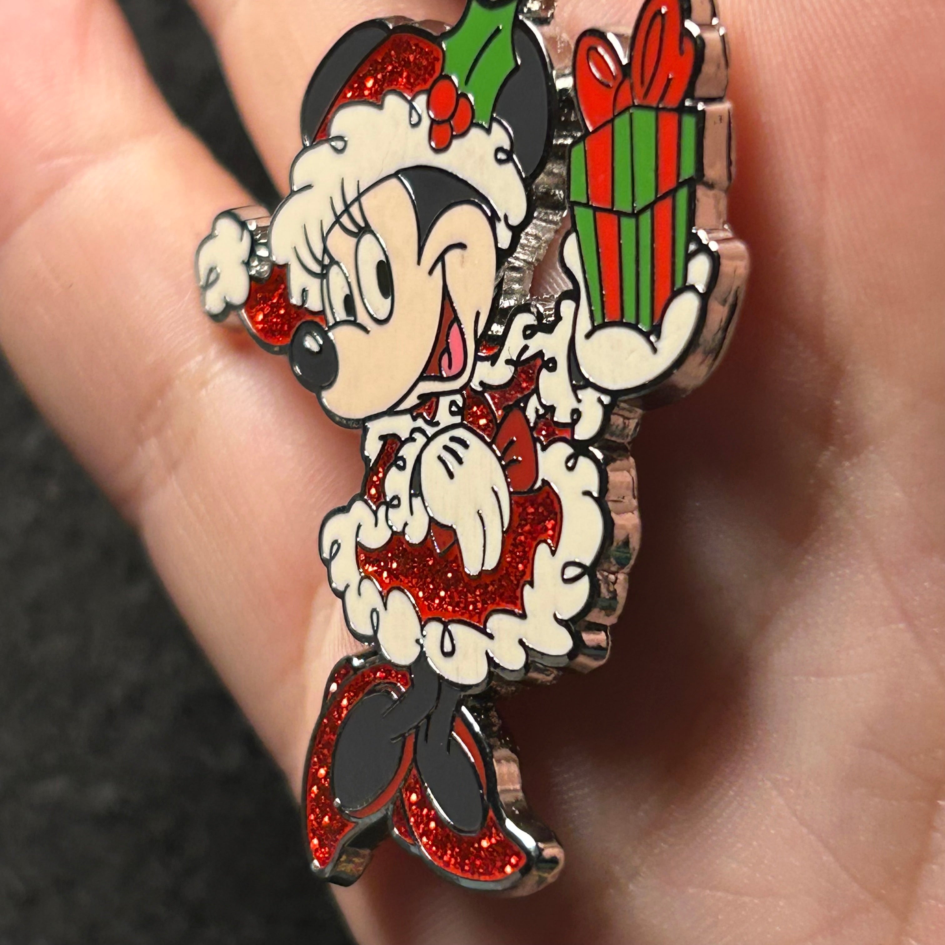 2025 - Minnie Mouse Full Body - Holding Present - Christmas Clothes - Disney Pin