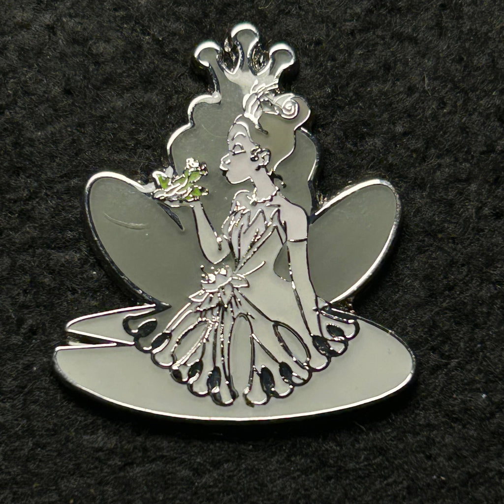 Loungefly - Tiana kissing Naveen - Greyscale - Princess and the Frog - Disney Pin