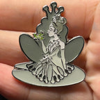 Loungefly - Tiana kissing Naveen - Greyscale - Princess and the Frog - Disney Pin