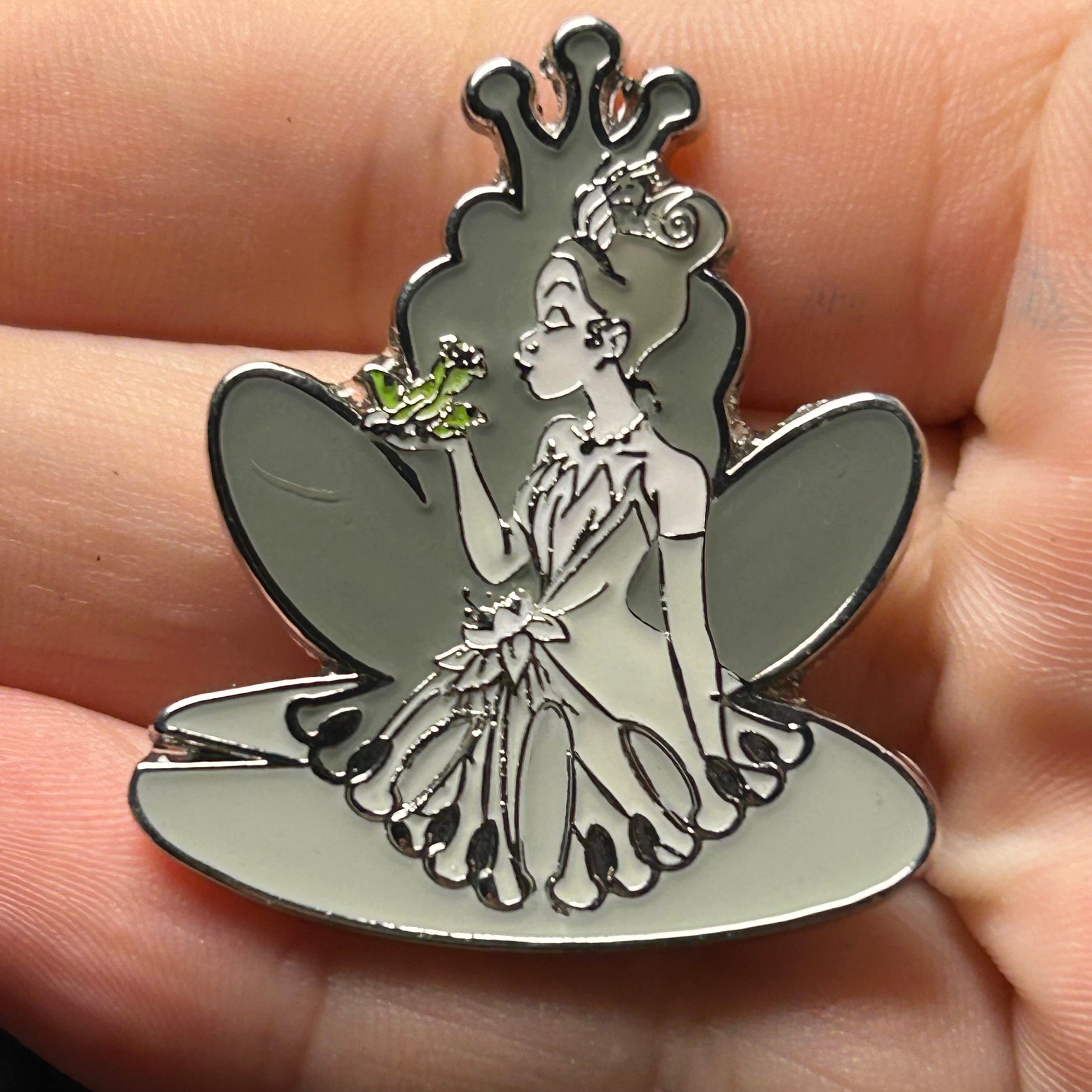 Loungefly - Tiana kissing Naveen - Greyscale - Princess and the Frog - Disney Pin