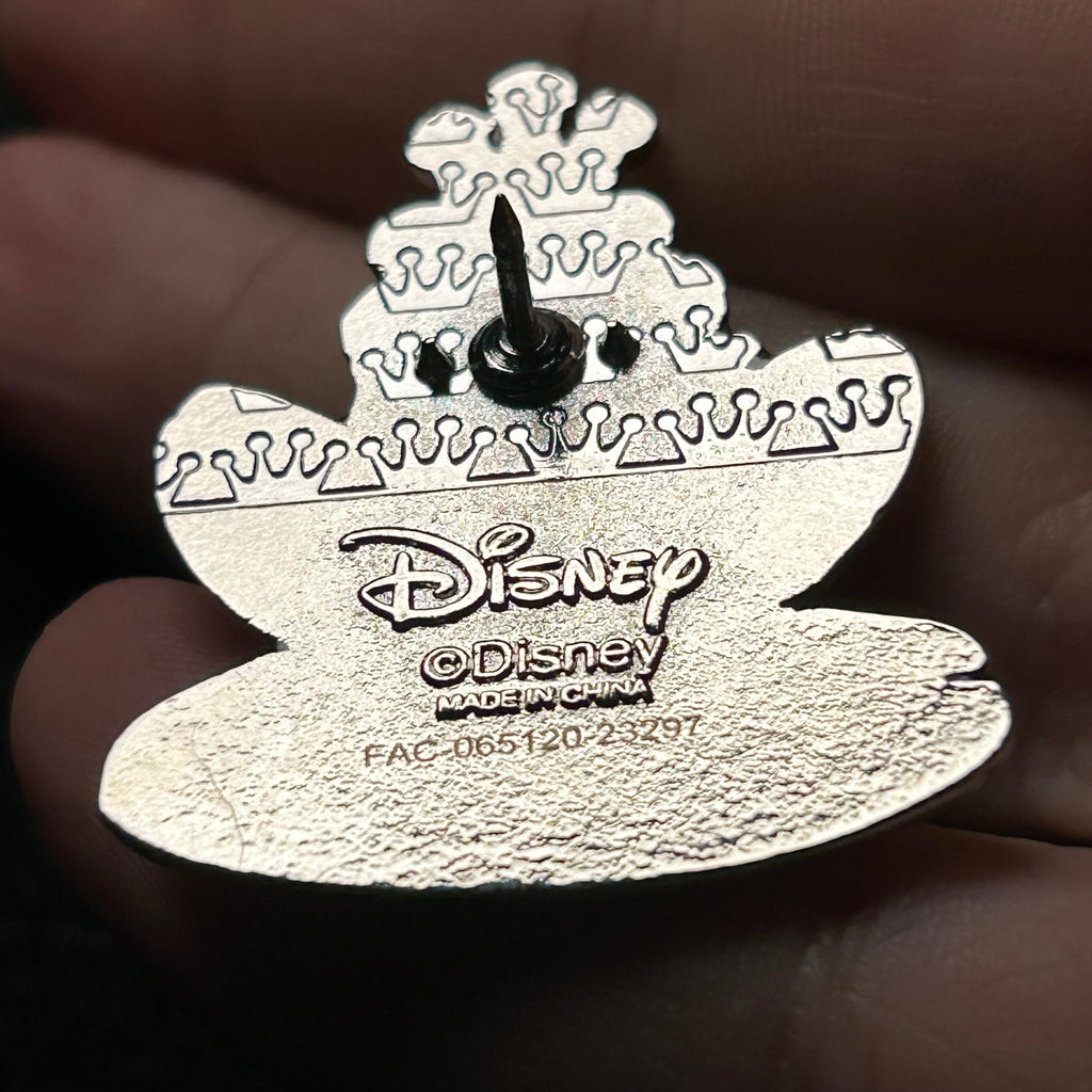 Loungefly - Tiana kissing Naveen - Greyscale - Princess and the Frog - Disney Pin