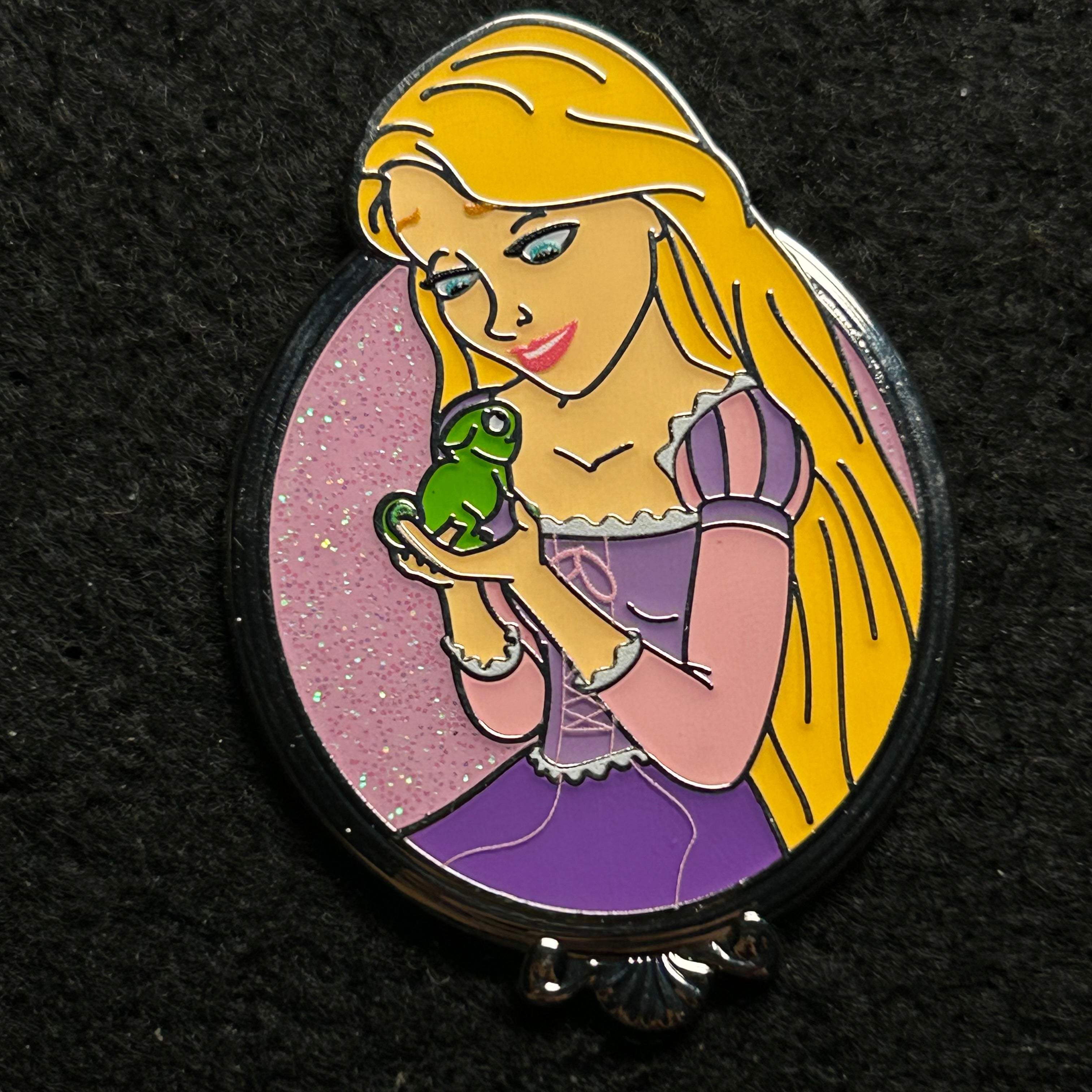 2025 - Rapunzel holding Pascal - Tangled - Disney Pin
