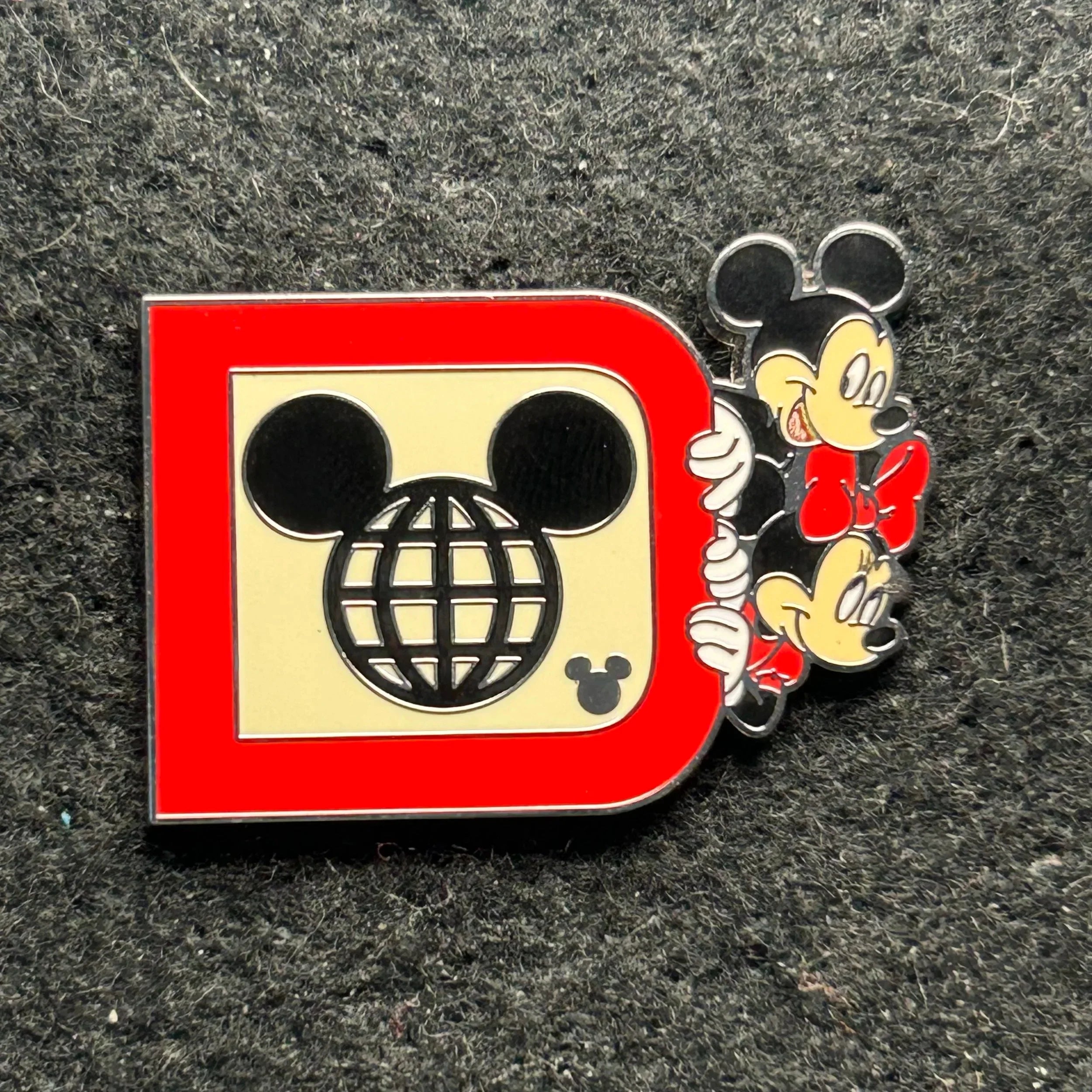 2025 - Mickey and Minnie - WDW - Hidden Disney - Chaser - Disney Pin