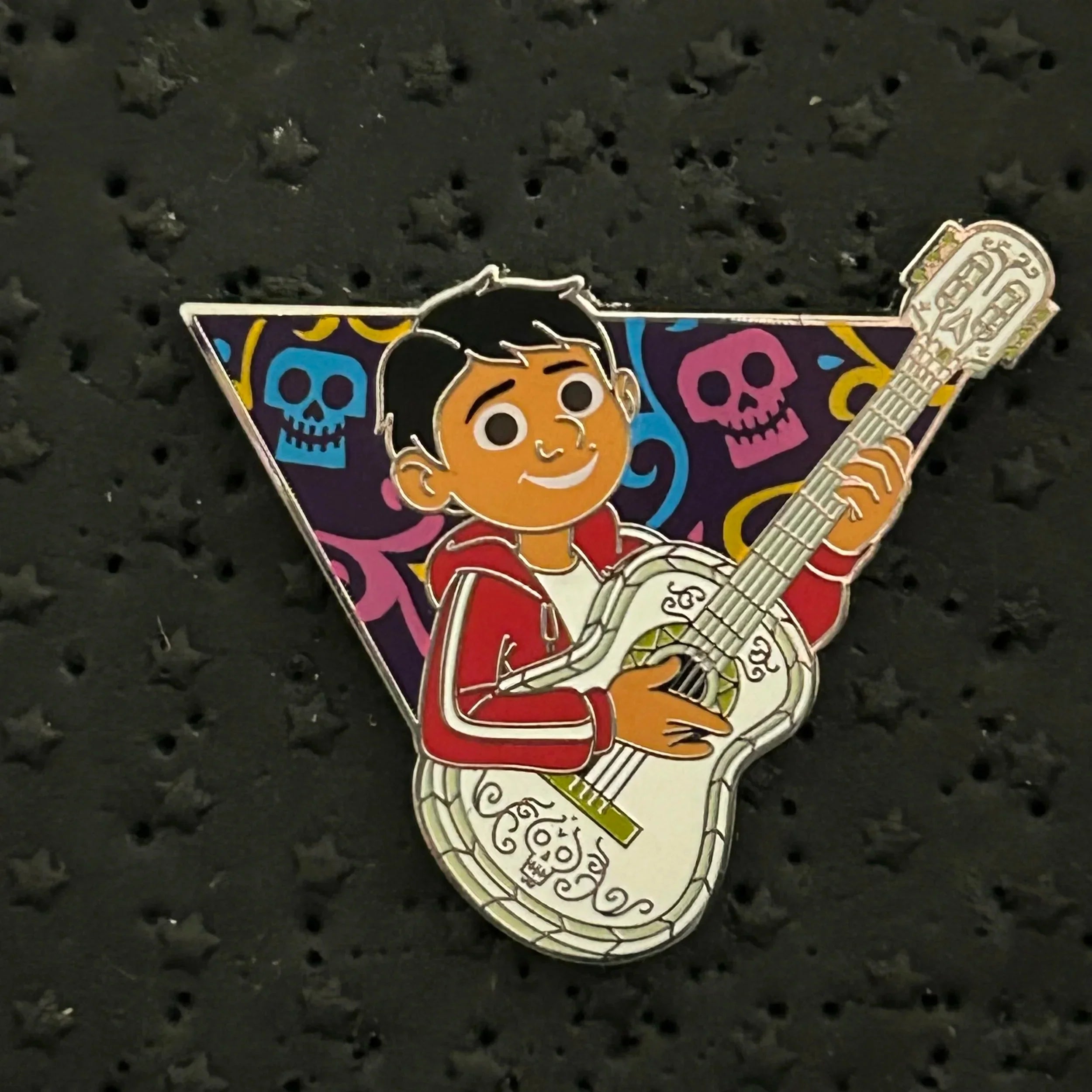 2022 - Miguel - Coco - Playing Guitar - Triangle - Disney Pin