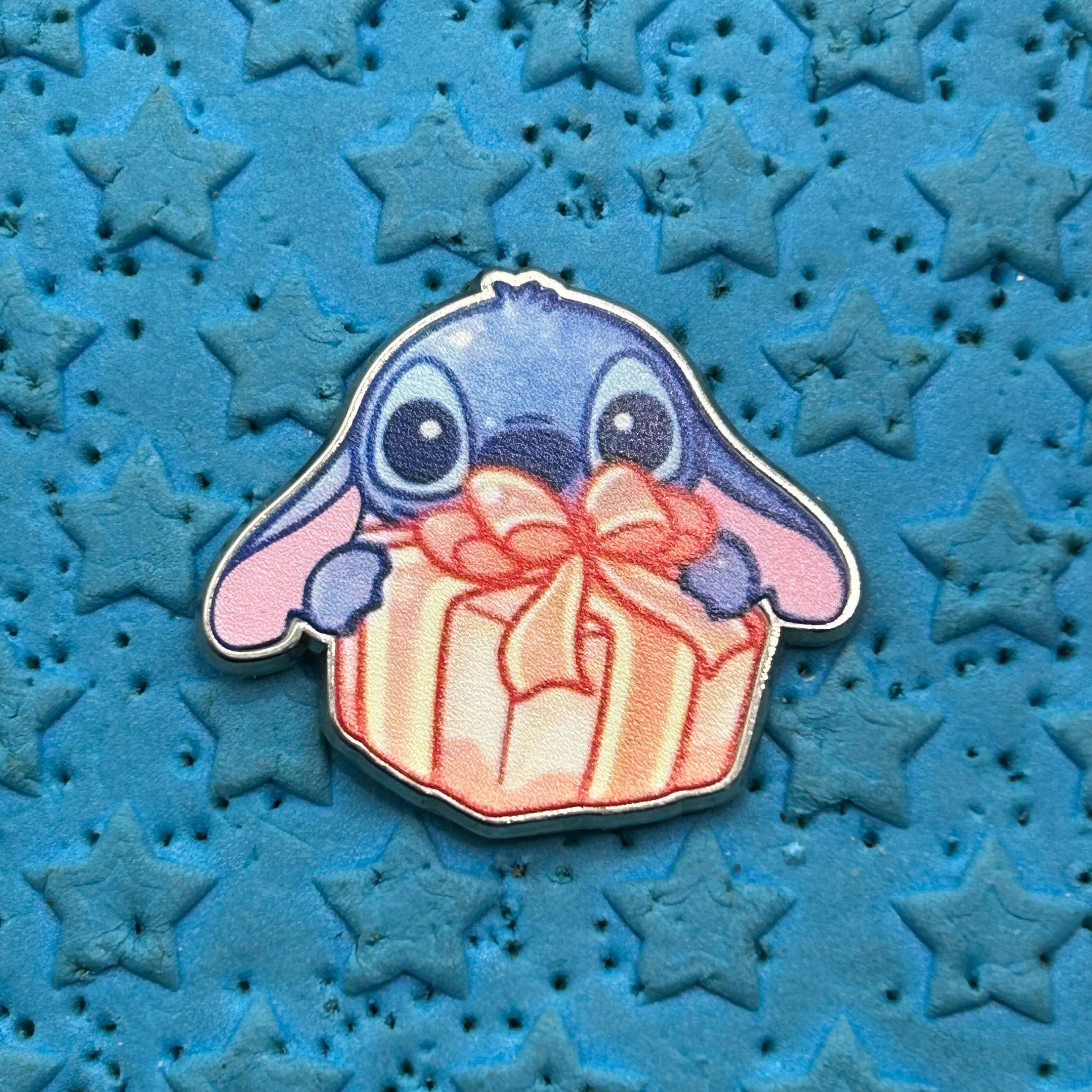 Lilo and Stitch - Stitch with Present - Disney Pin
