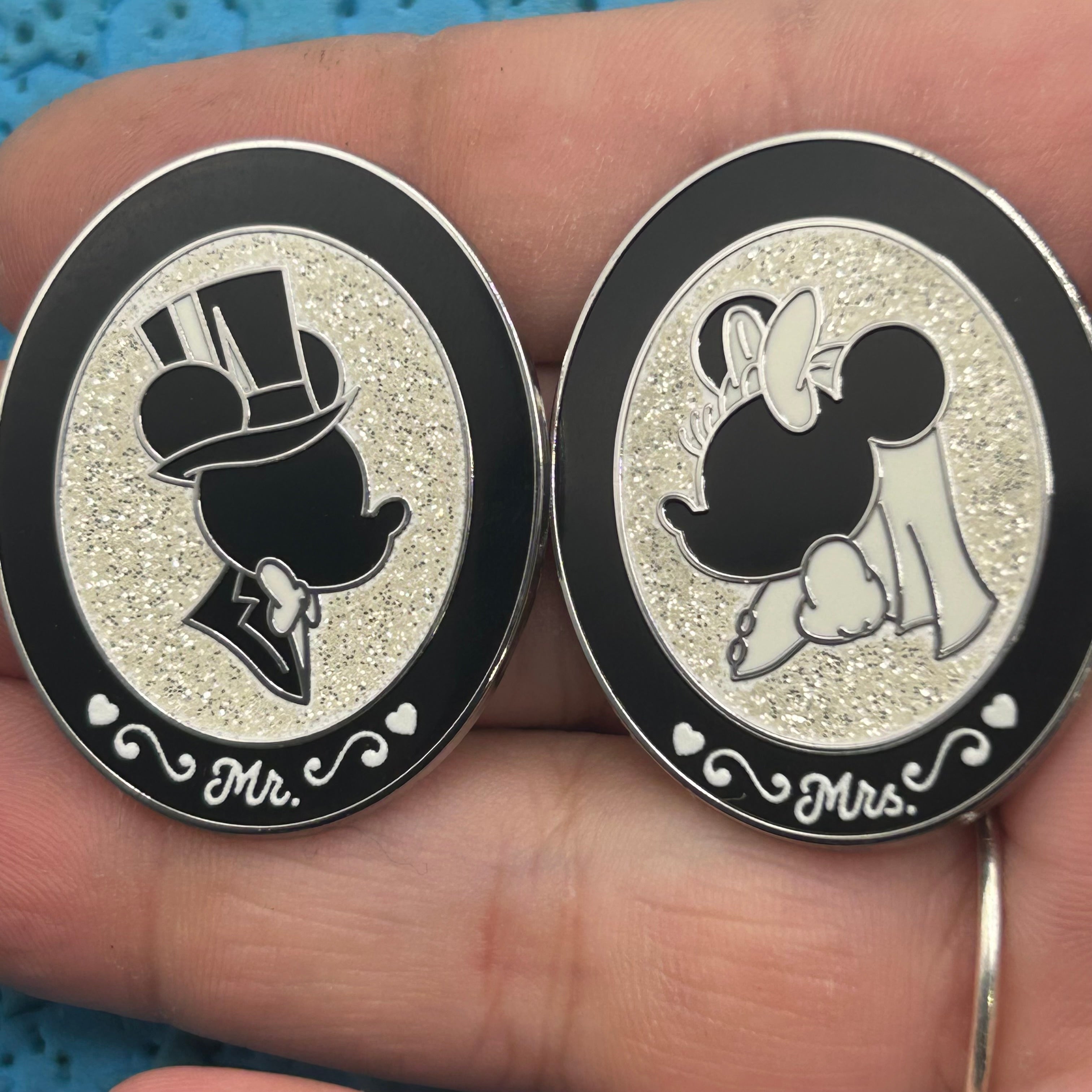 2 Pin Set) 2026 - Mr Mickey and Mrs Minnie - Disney Pin – Life Of Pins