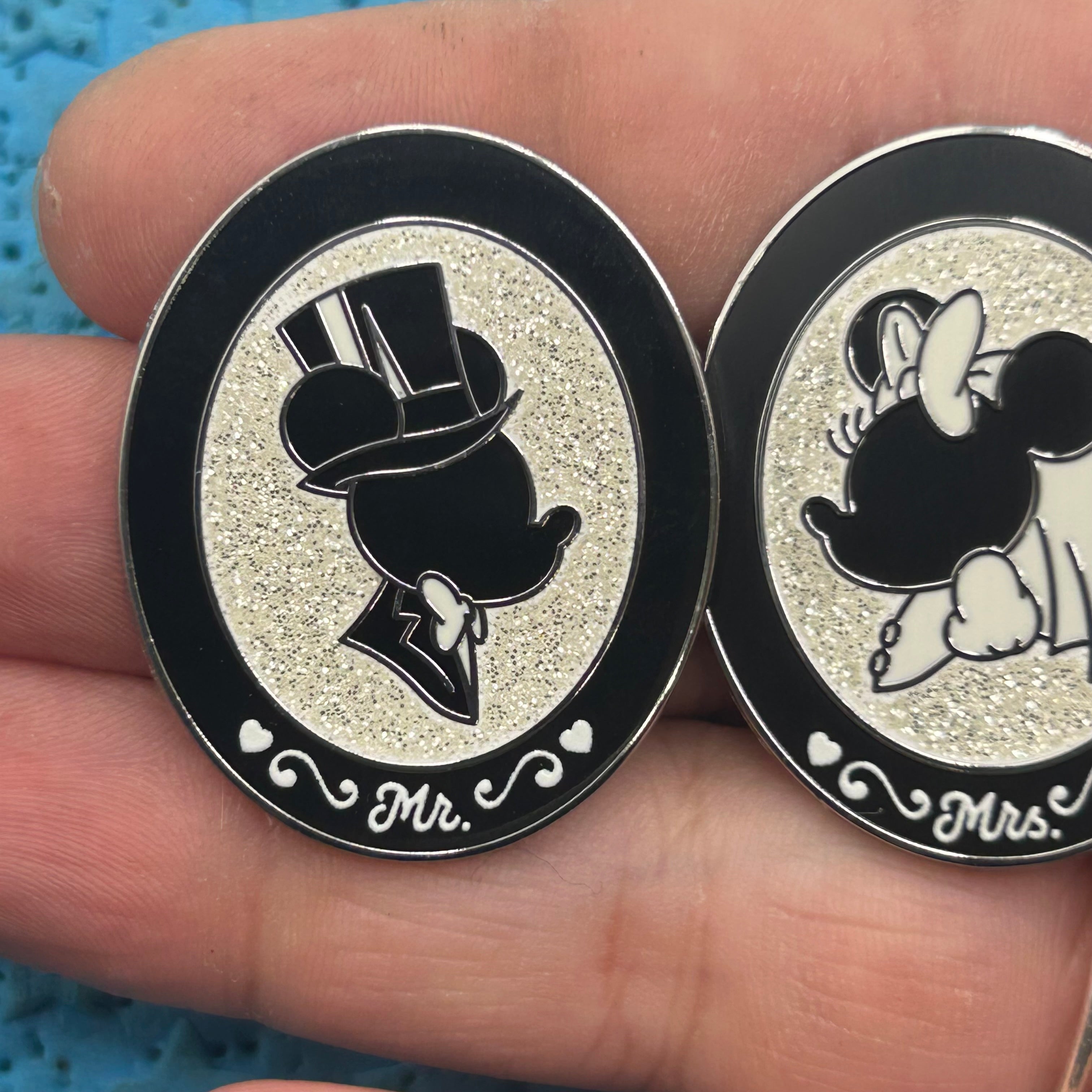 2 Pin Set) 2026 - Mr Mickey and Mrs Minnie - Disney Pin – Life Of Pins
