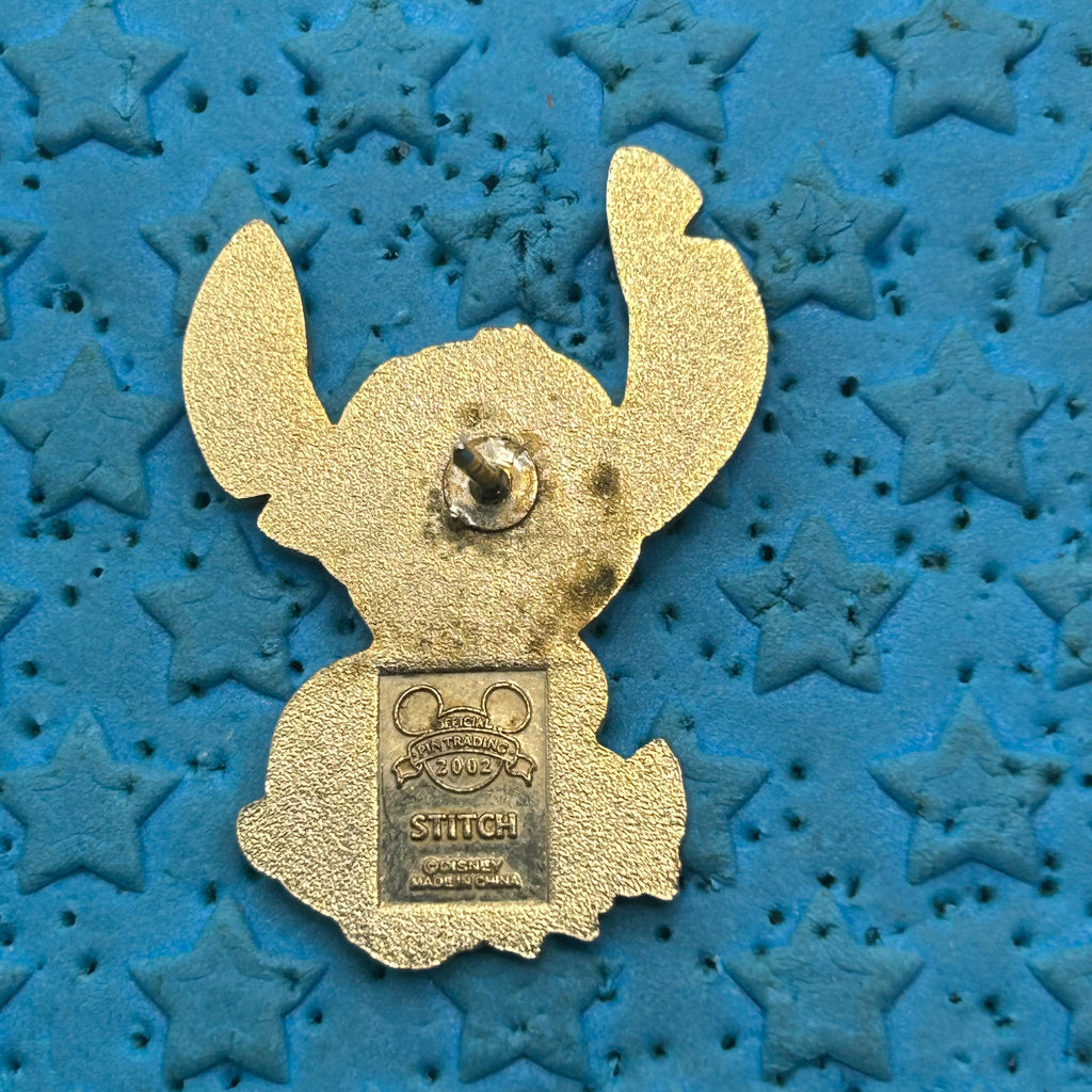 2002 - Stitch Sitting - Lilo and Stitch - Disney Pin