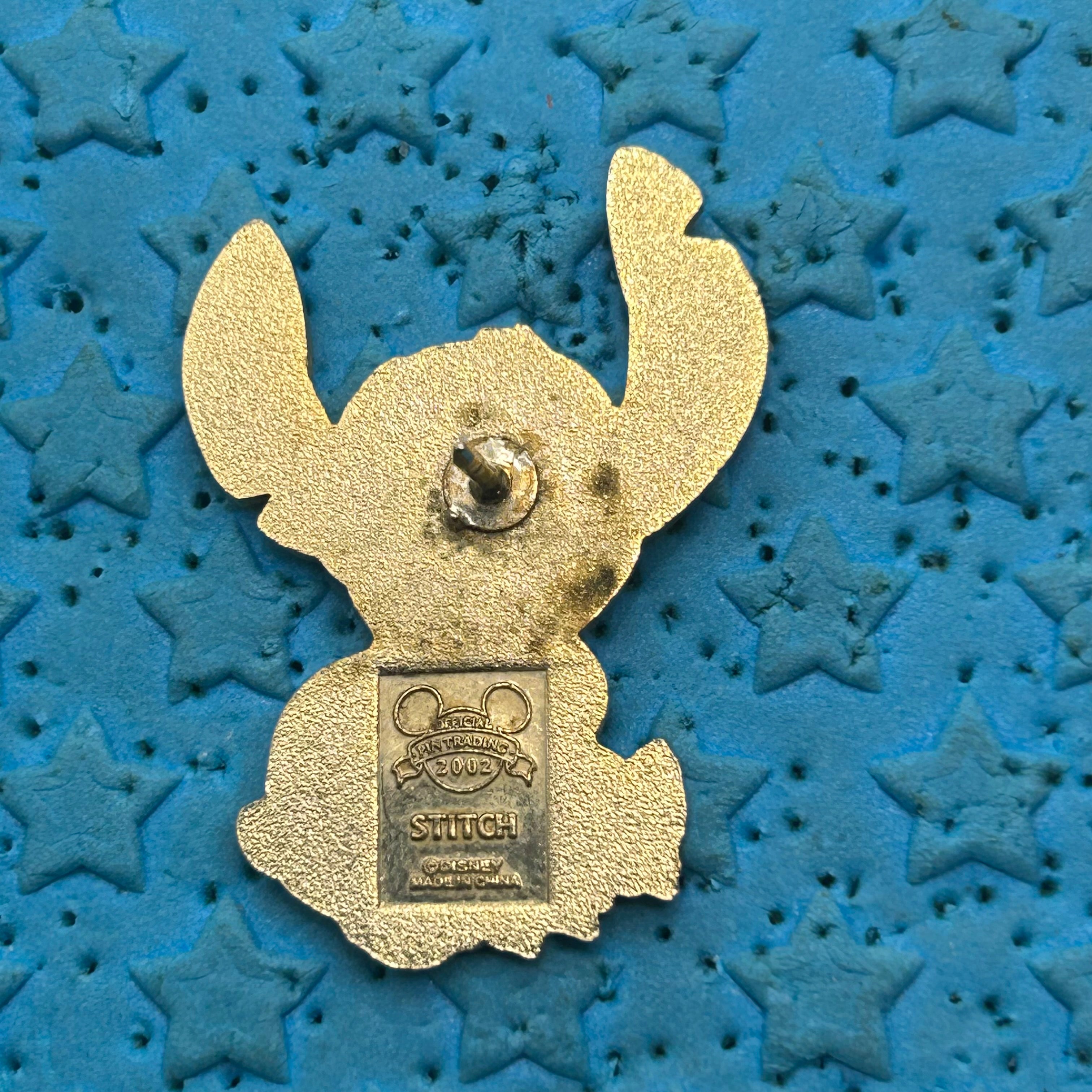 2002 - Stitch Sitting - Lilo and Stitch - Disney Pin